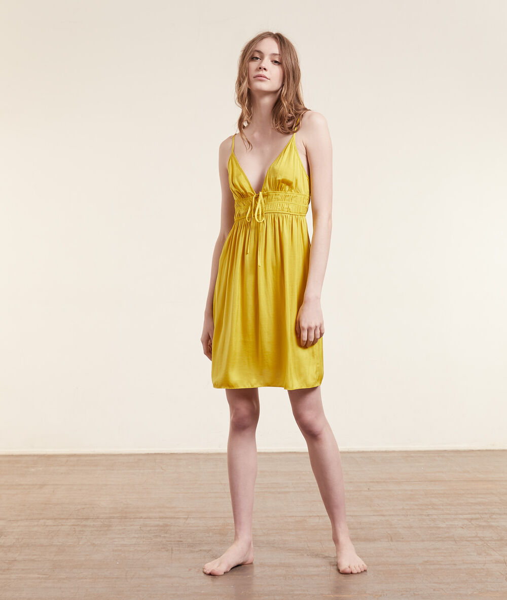 Nuisette à bretelles jaune vif.