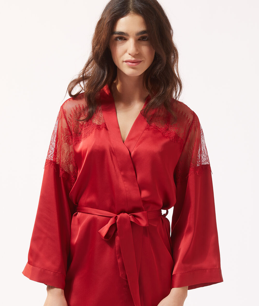 Kimono satiné détails dentelle rouge.