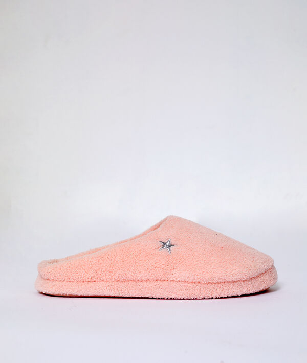 Chaussons fourrés rose.