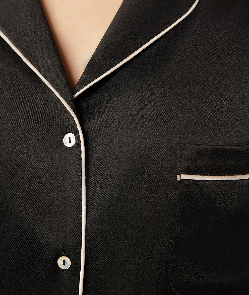 Chemise de pyjama en soie noir.