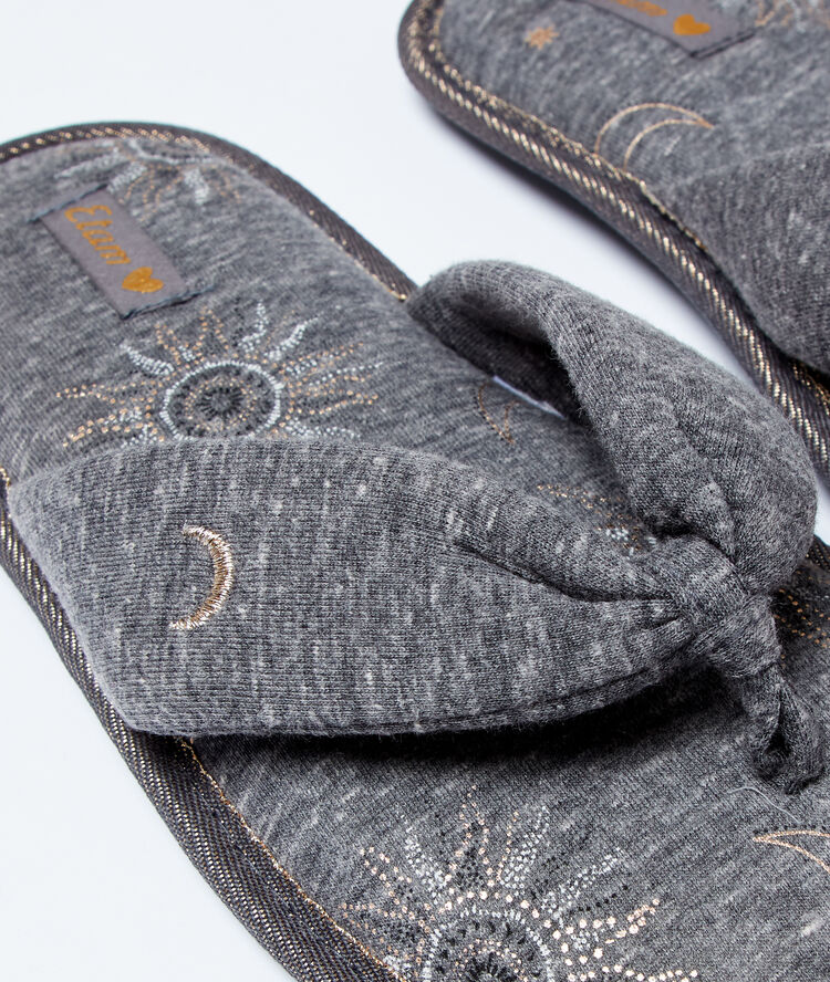 Tongs imprimées gris.