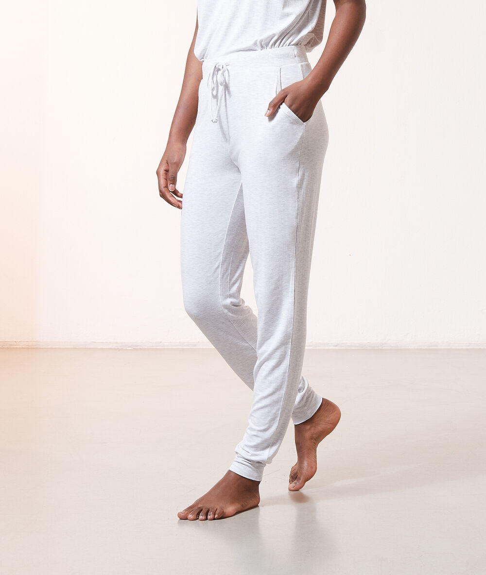 Pantalon de pyjama gris.