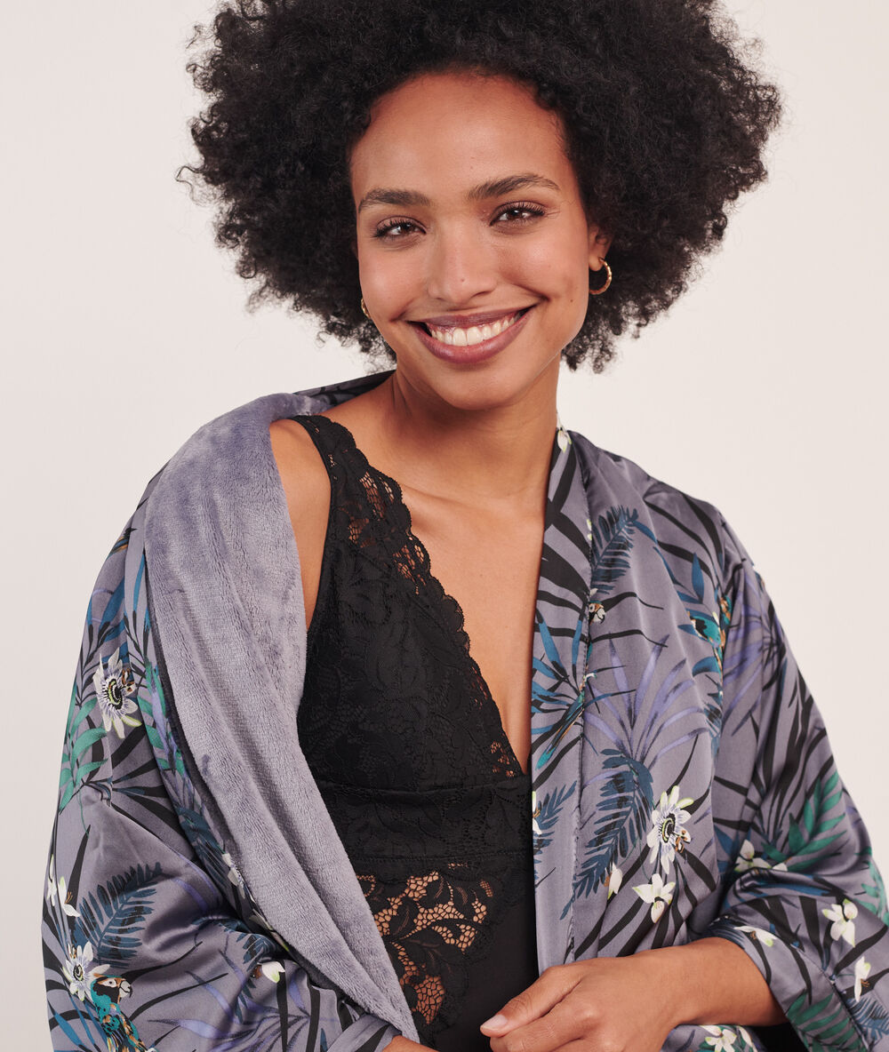 Kimono satiné doublé polaire mauve.
