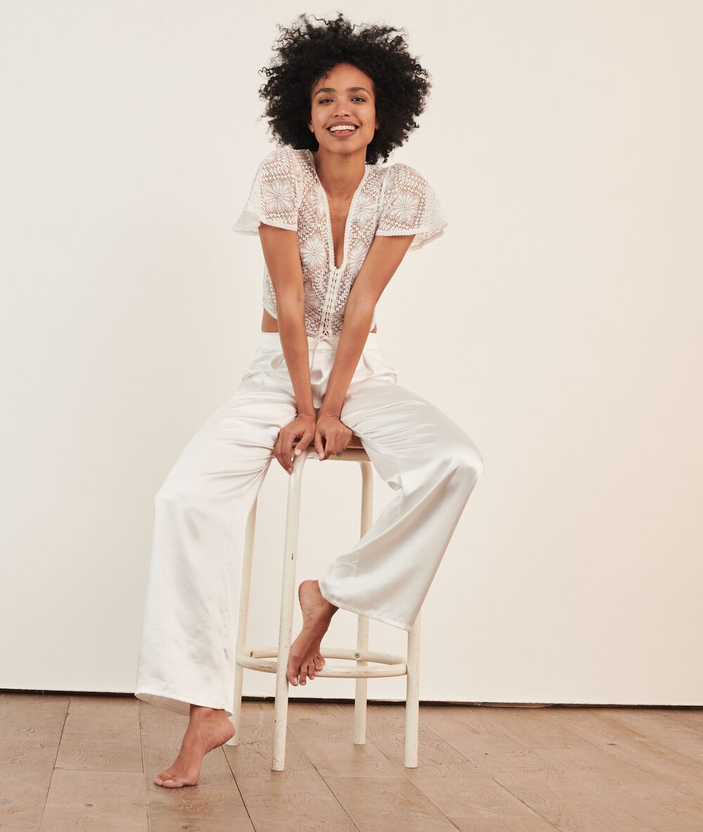 Pantalon de pyjama satiné ecru.
