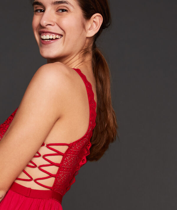 Nuisette dentelle graphique à liens rouge.