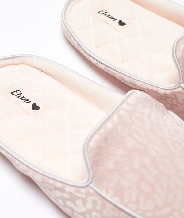 Mules satinées à imprimé léopard rose.