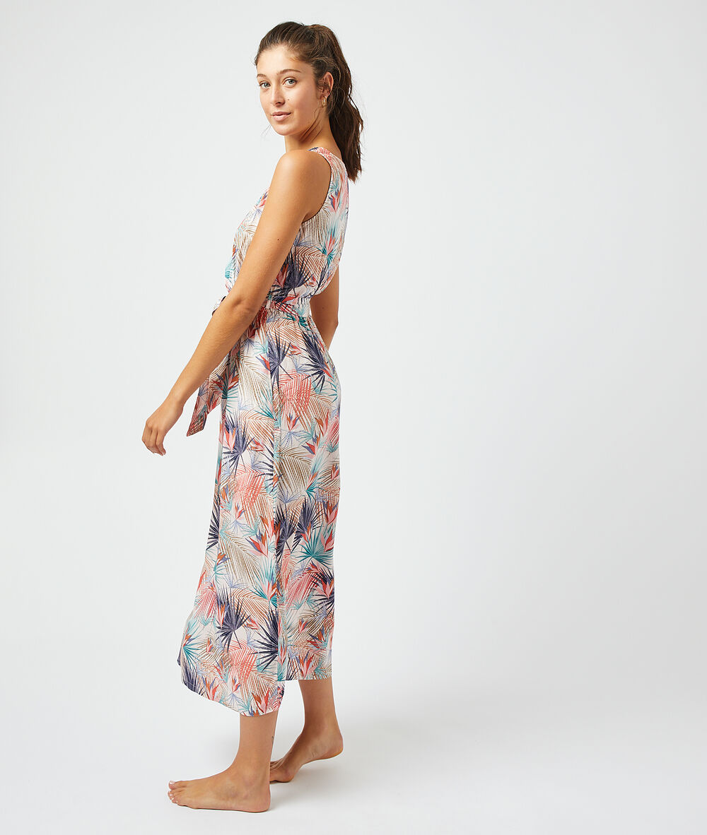 Robe longue imprimée multicolore.