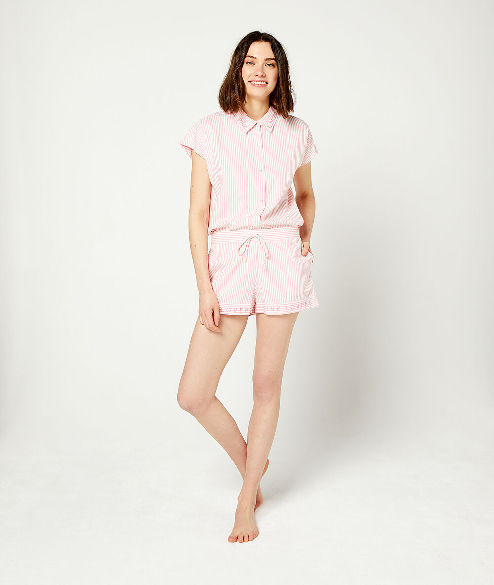 Chemise de pyjama à rayures rose.