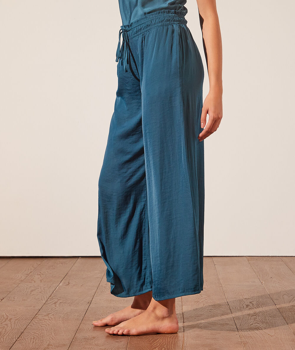 Pantalon de pyjama évasé vert.