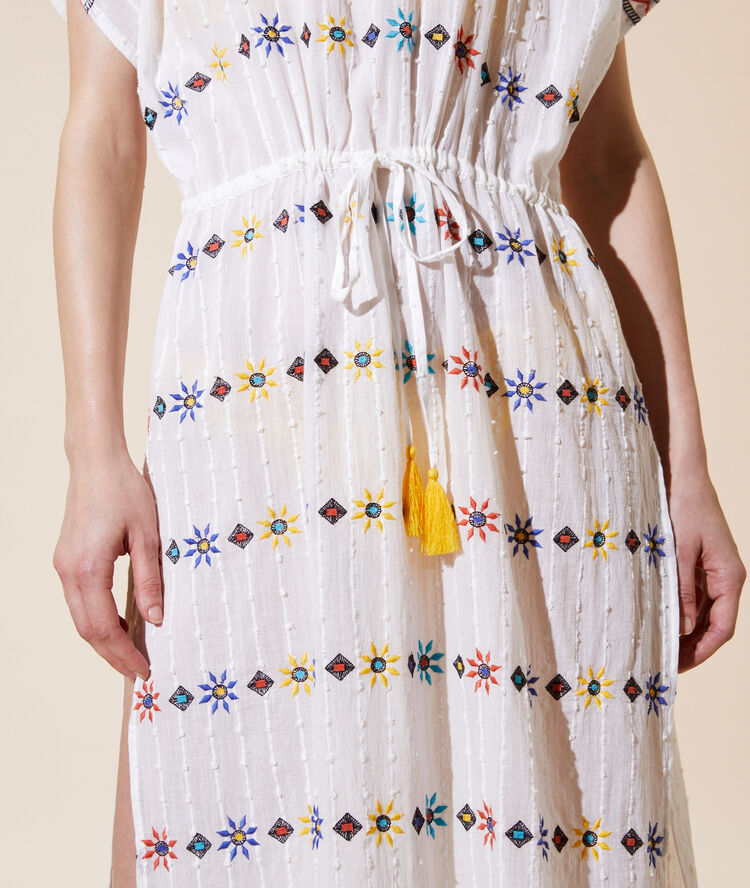 Robe longue brodée ecru.