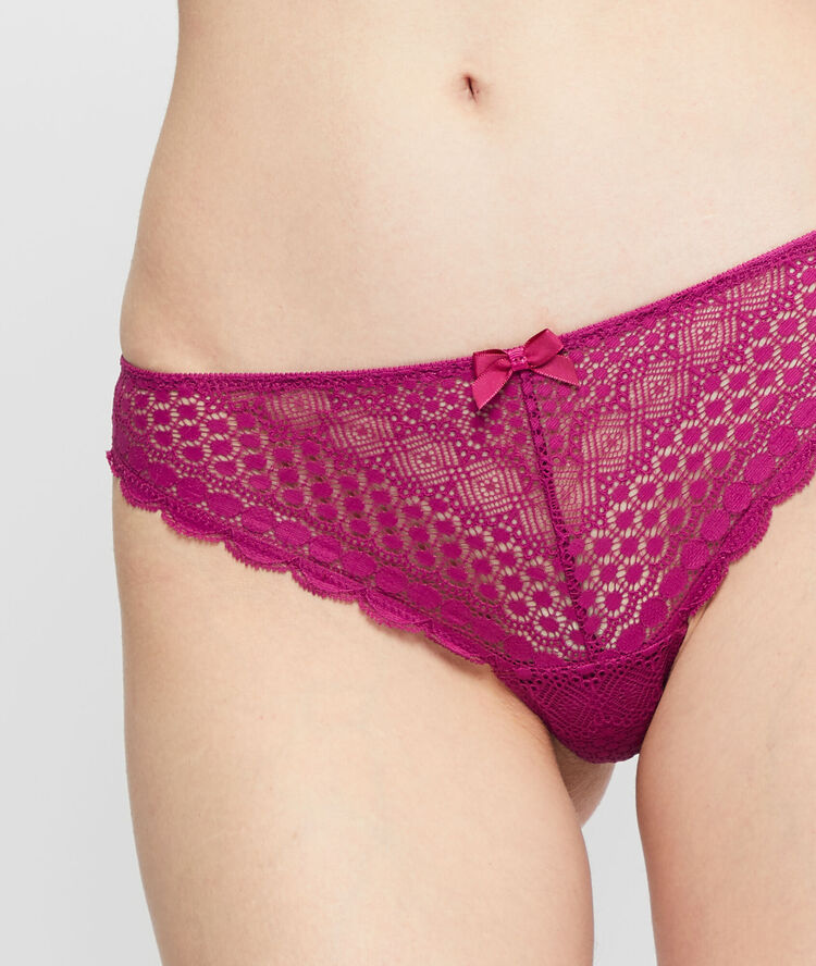 Tanga en dentelle fushia.