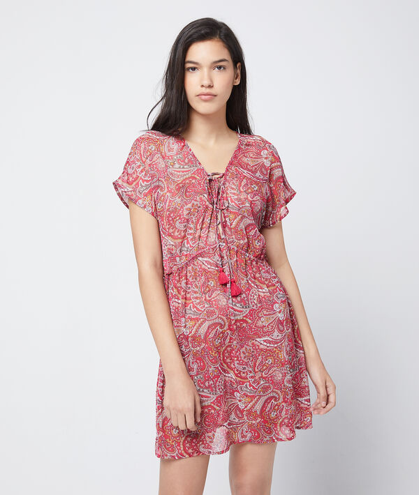 Robe imprimée à pompons rouge.