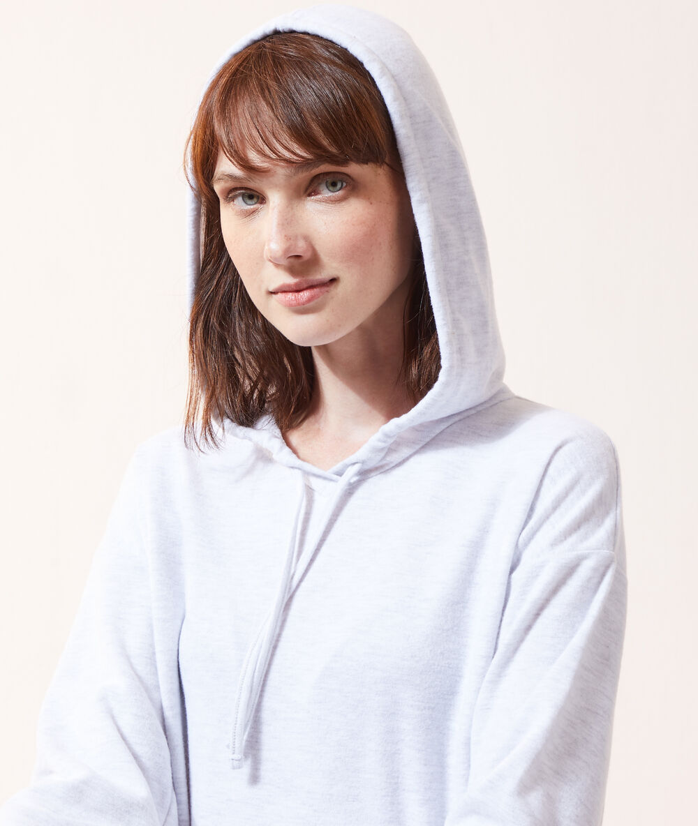 Sweat à capuche gris.
