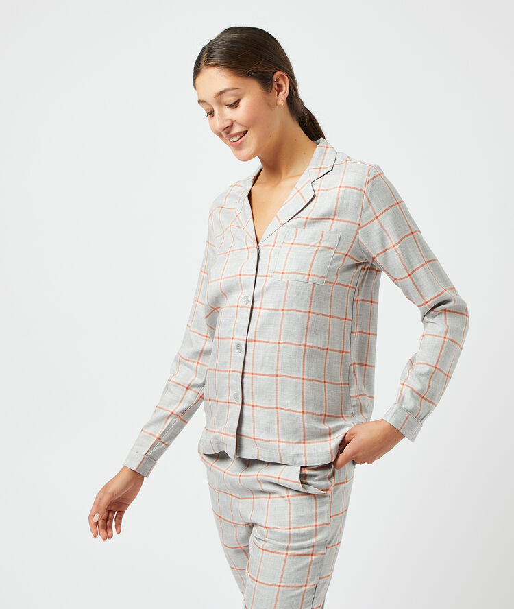 Chemise de pyjama à carreaux gris.