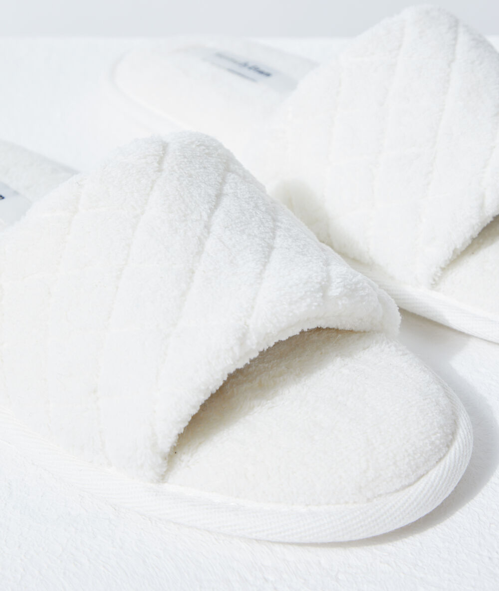 Chaussons tongs effet matelassé blanc.