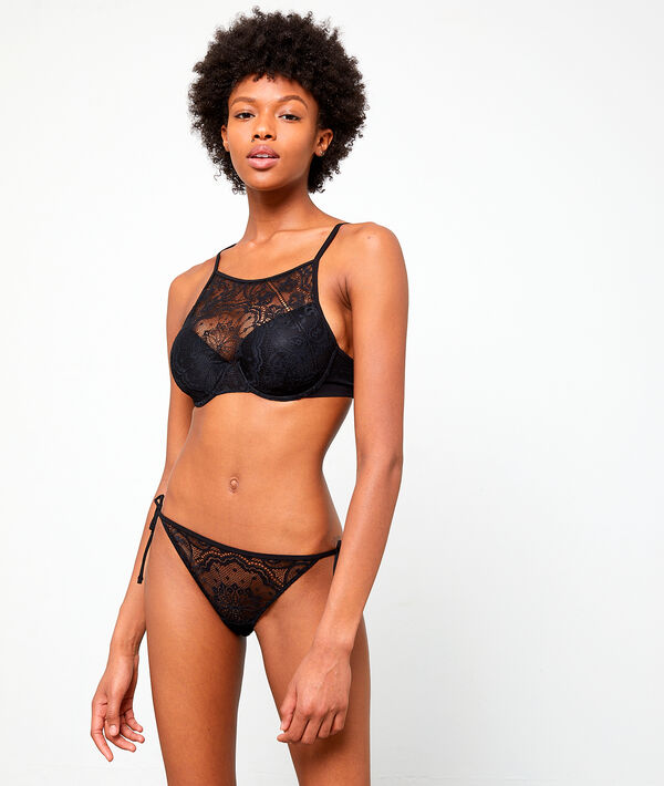 Culotte bikini en dentelle, détails laçages noir.