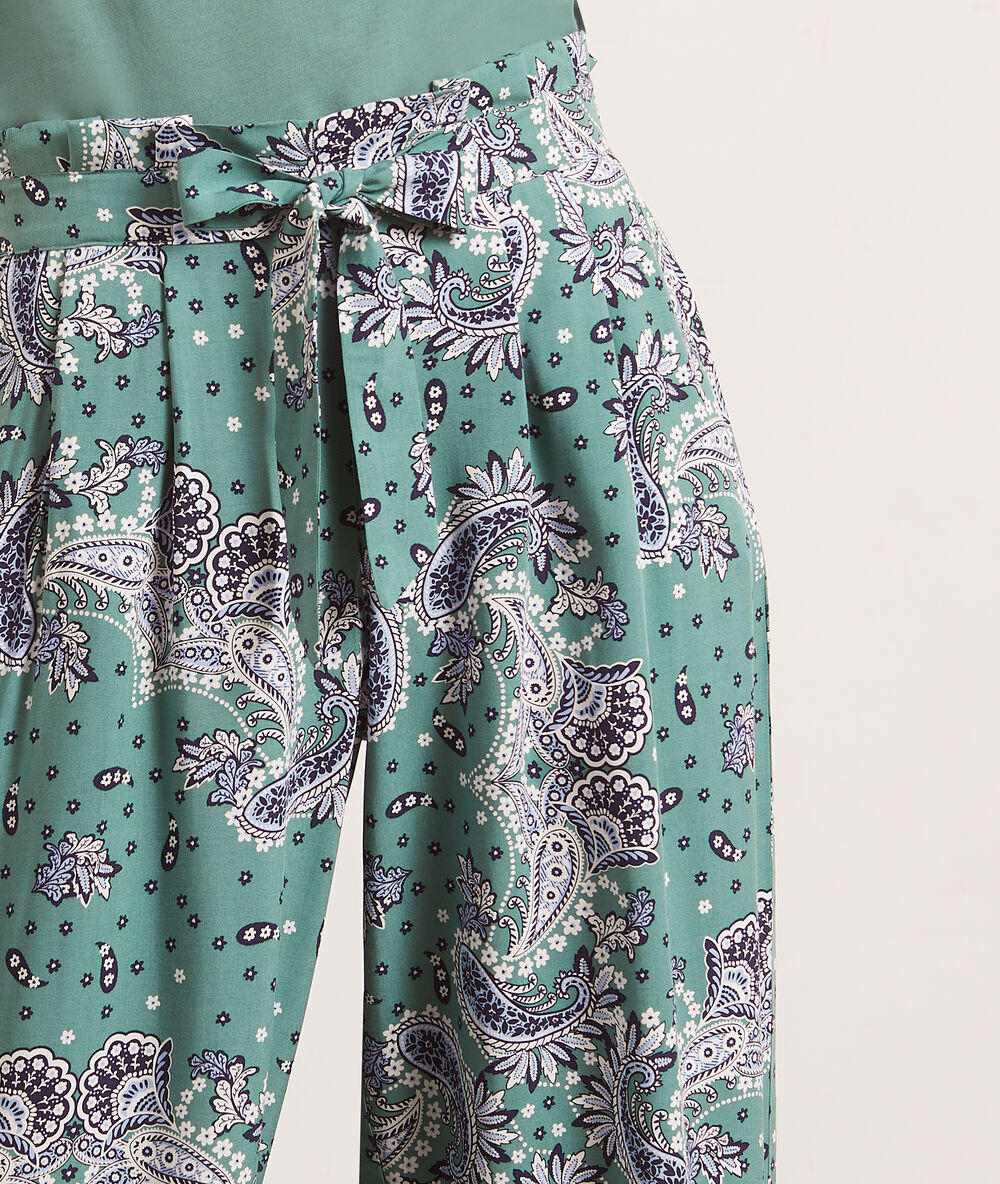 Pantalon de pyjama imprimé bandana vert.