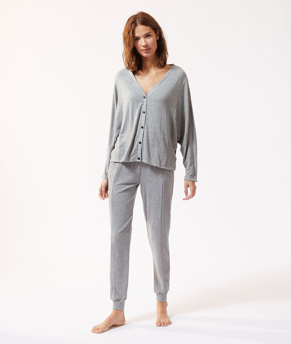 Top manches longues boutonné gris.
