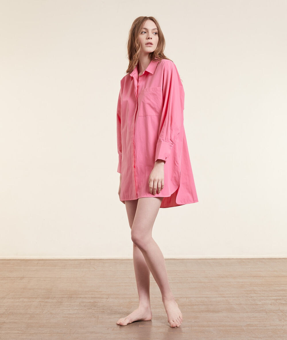 Chemise de nuit à boutons fushia.