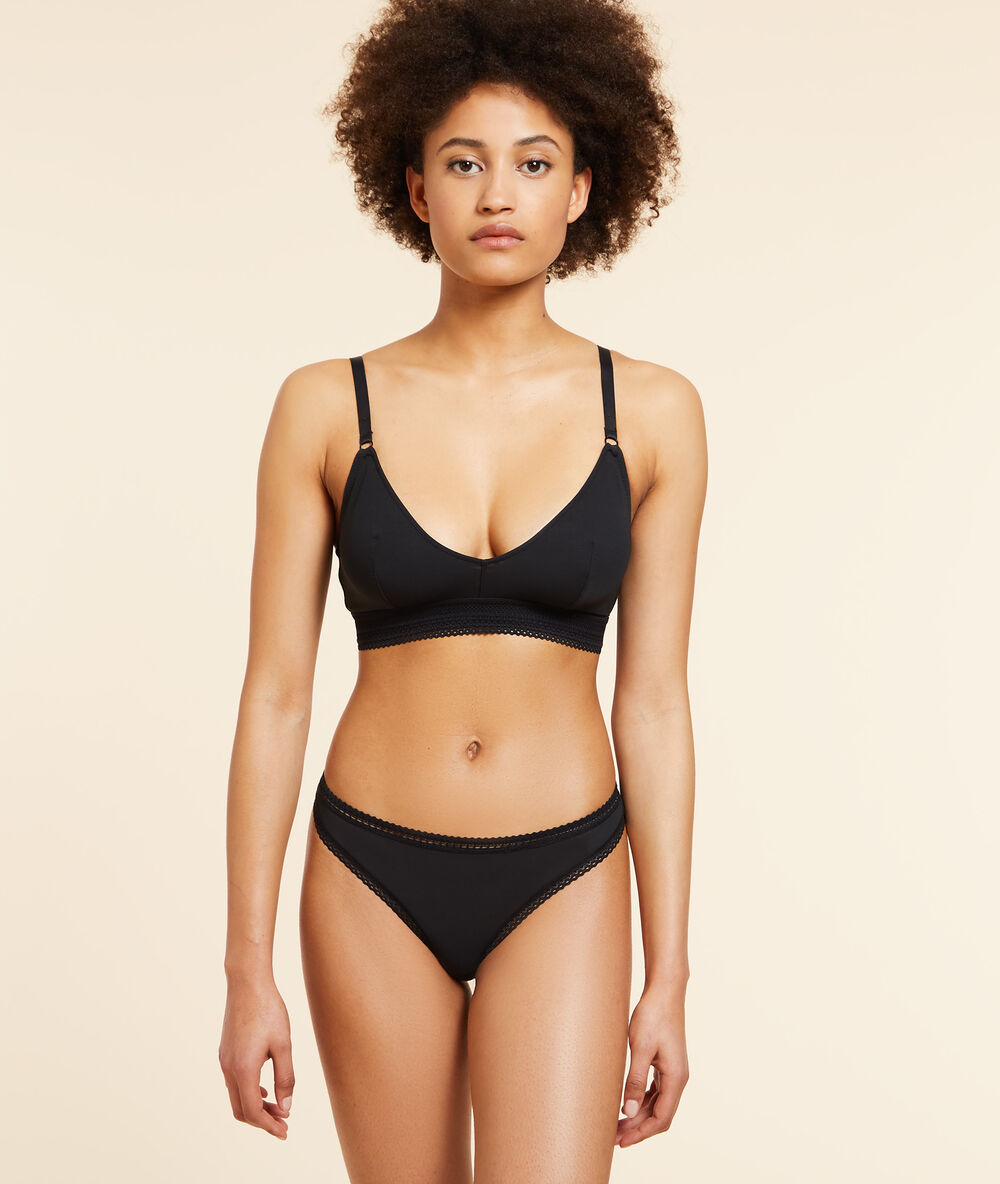 Brassière sans armatures bords dentelle, bonnet d noir.