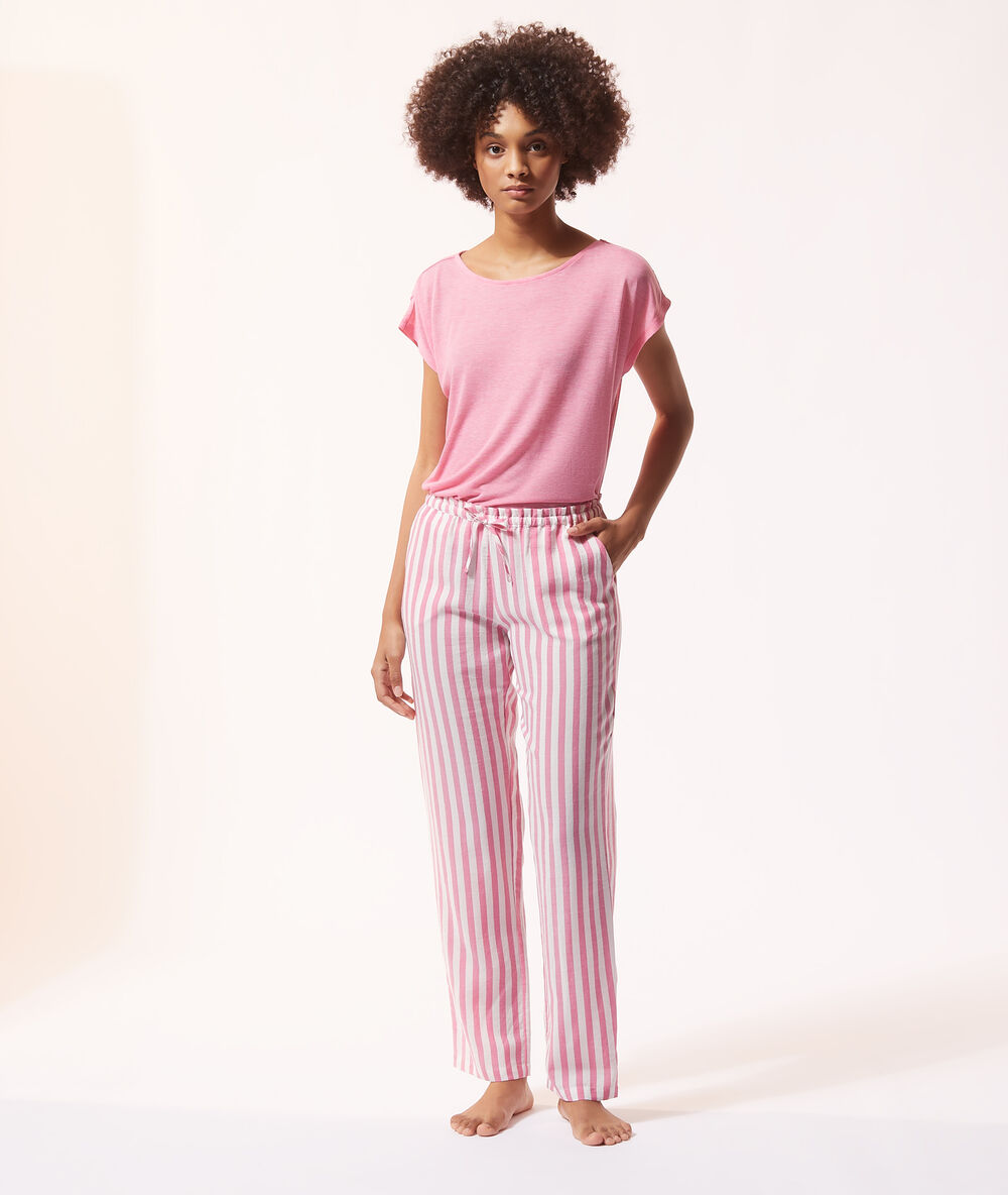 Pantalon de pyjama rayé rose.