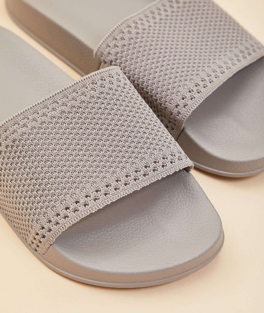 Chaussons mules ouvertes gris.