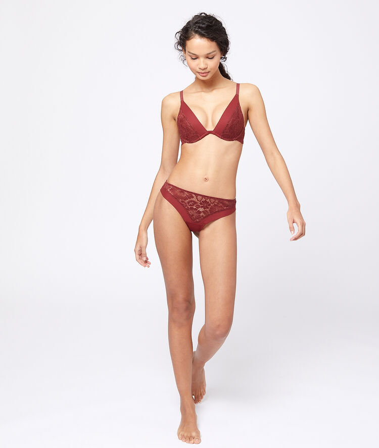 Tanga en dentelle marron.