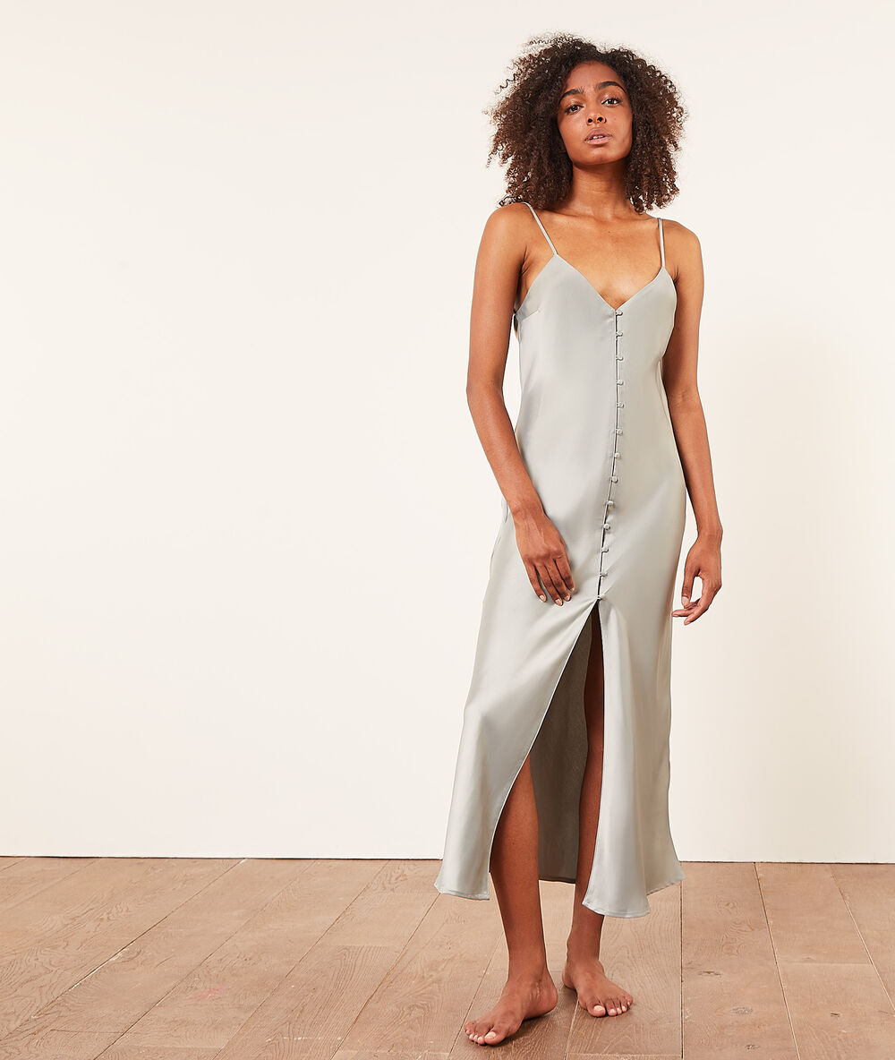 Nuisette longue satinée dos décolleté gris clair.