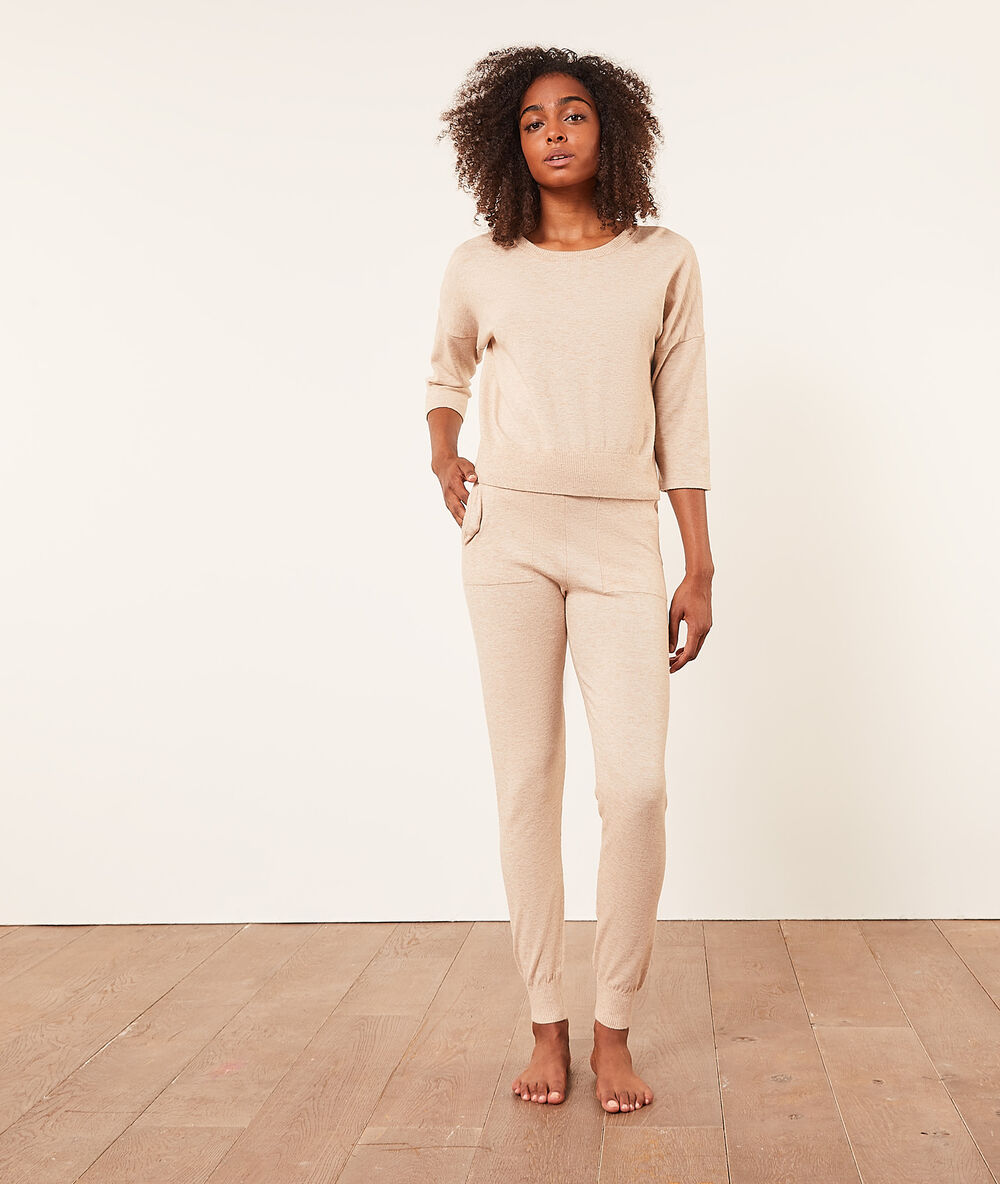 Pantalon jogger beige.