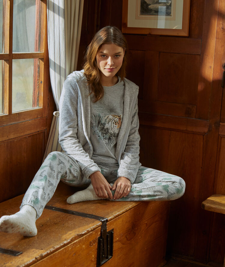 Veste en doudou gris.