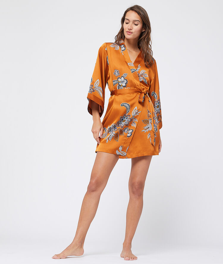 Kimono satiné imprimé moutarde.