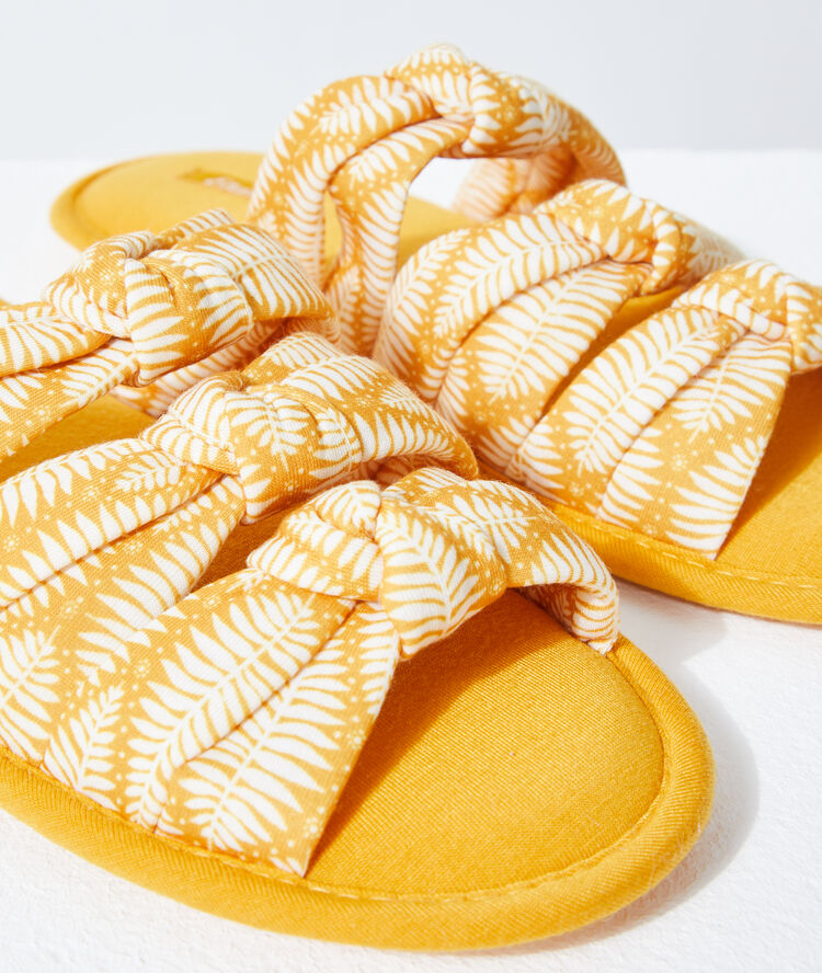 Chaussons sandales nouées jaune vif.