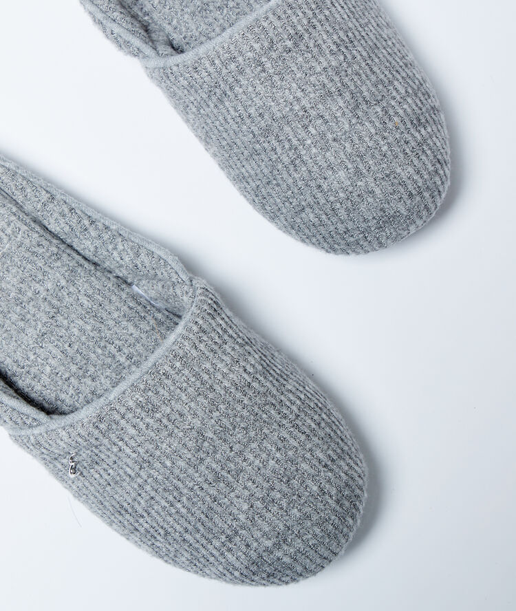 Chaussons gris.