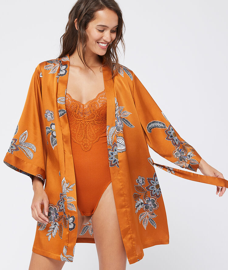 Kimono satiné imprimé moutarde.