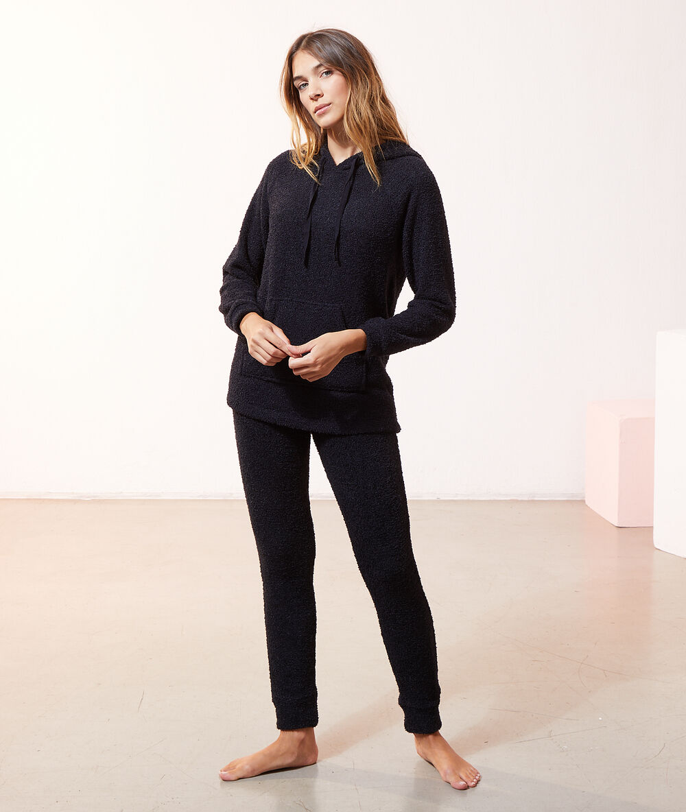 Sweatshirt en peluche noir.