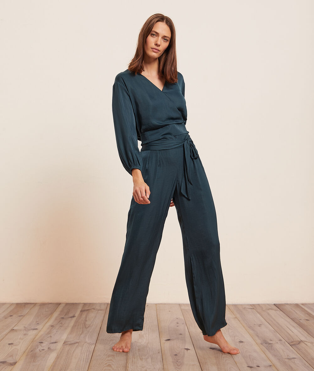 Pantalon de pyjama satiné vert.