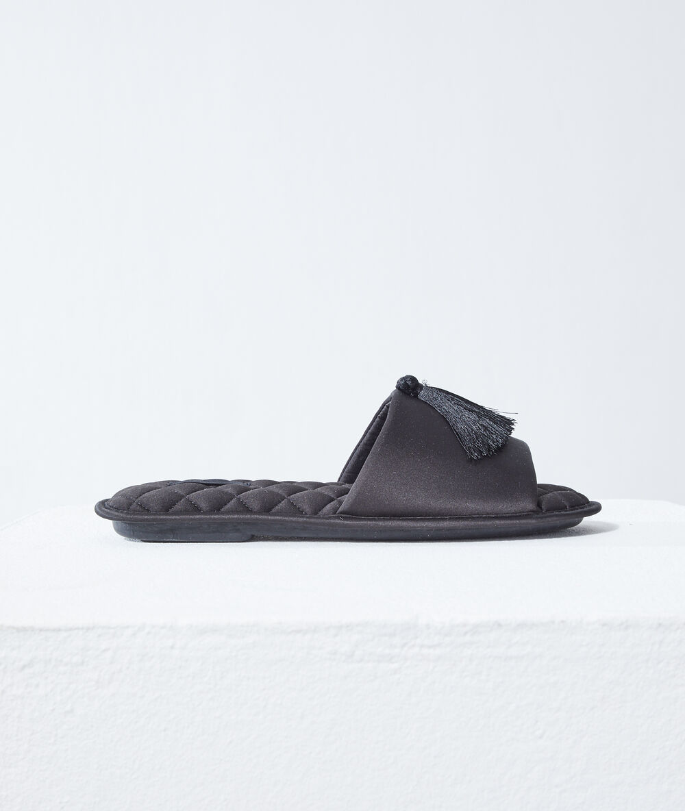 Chaussons mules à pompons noir.