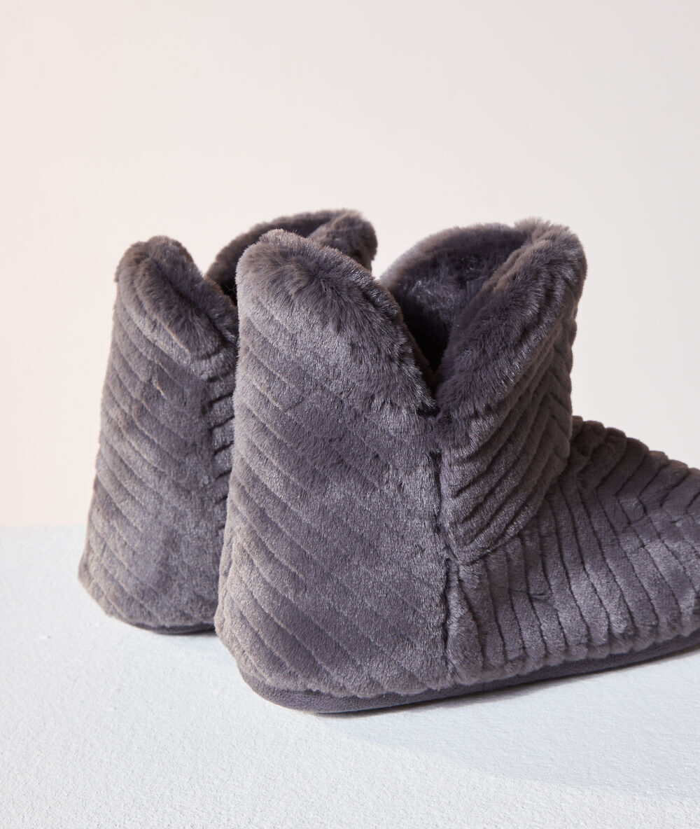 Chaussons bottines anthracite.
