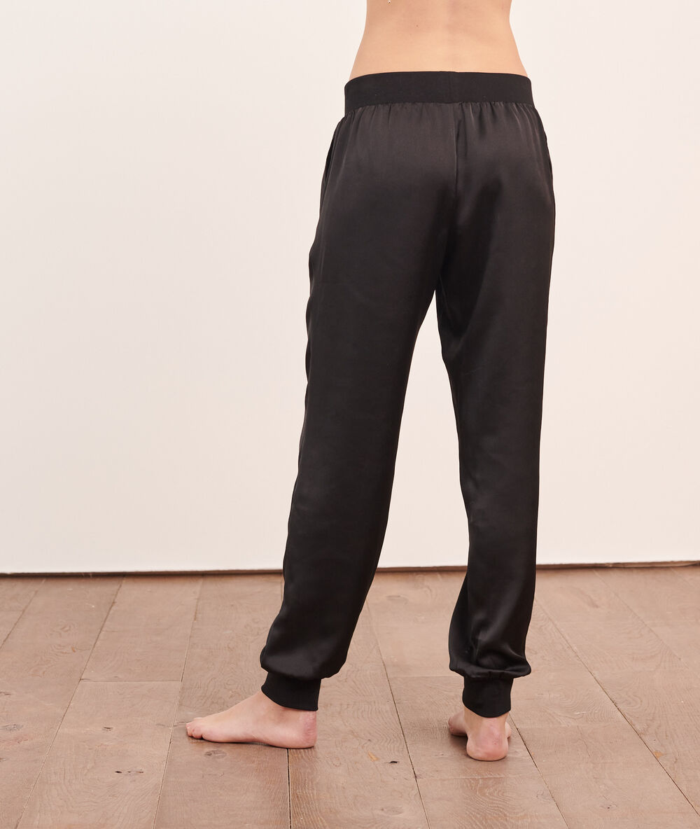 Pantalon de pyjama noir.