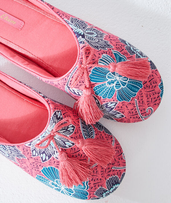 Chaussons mules à pompons Chaussons mules à pompons;${refinementColor}