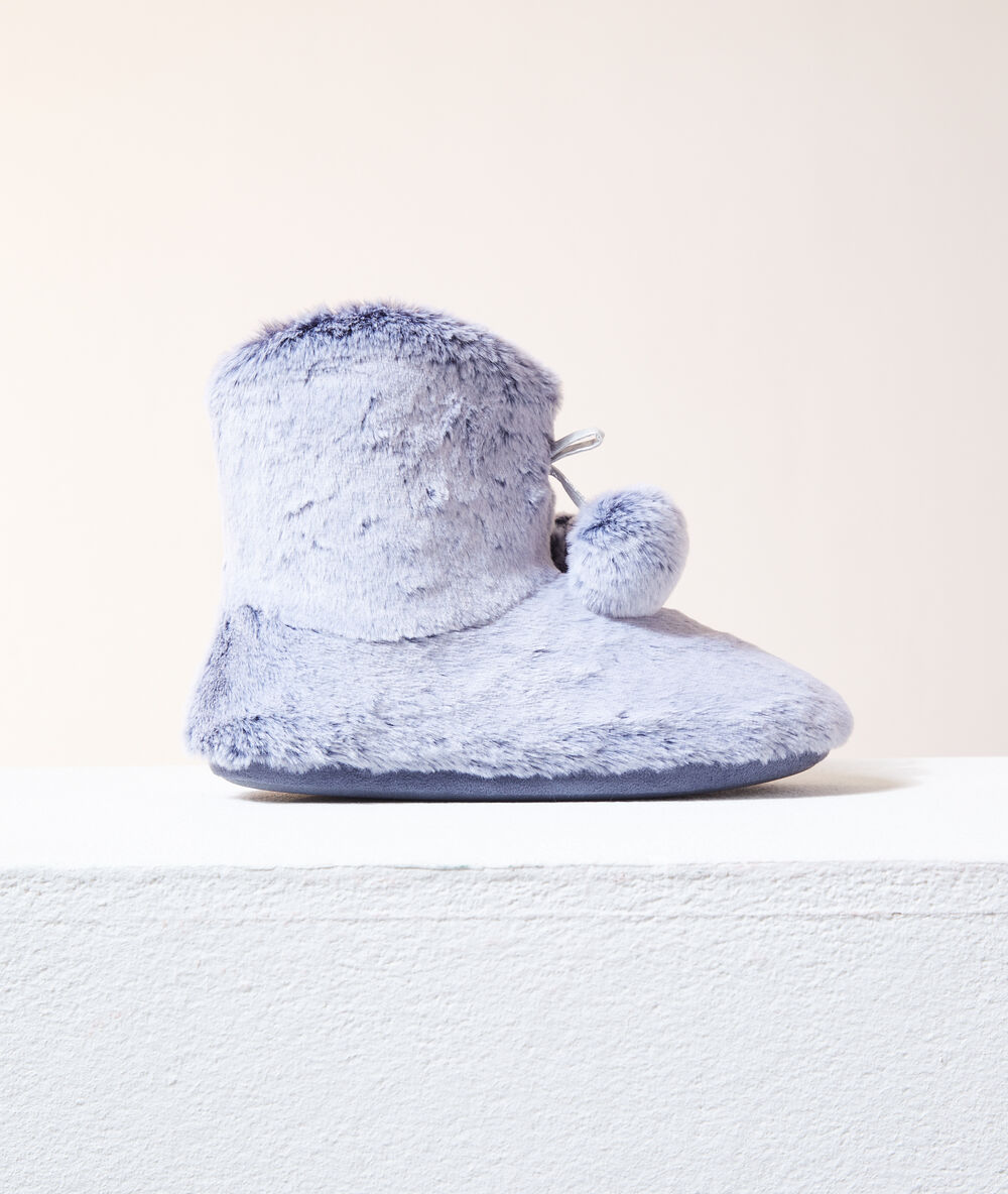 Chaussons bottines à pompons gris foncé.
