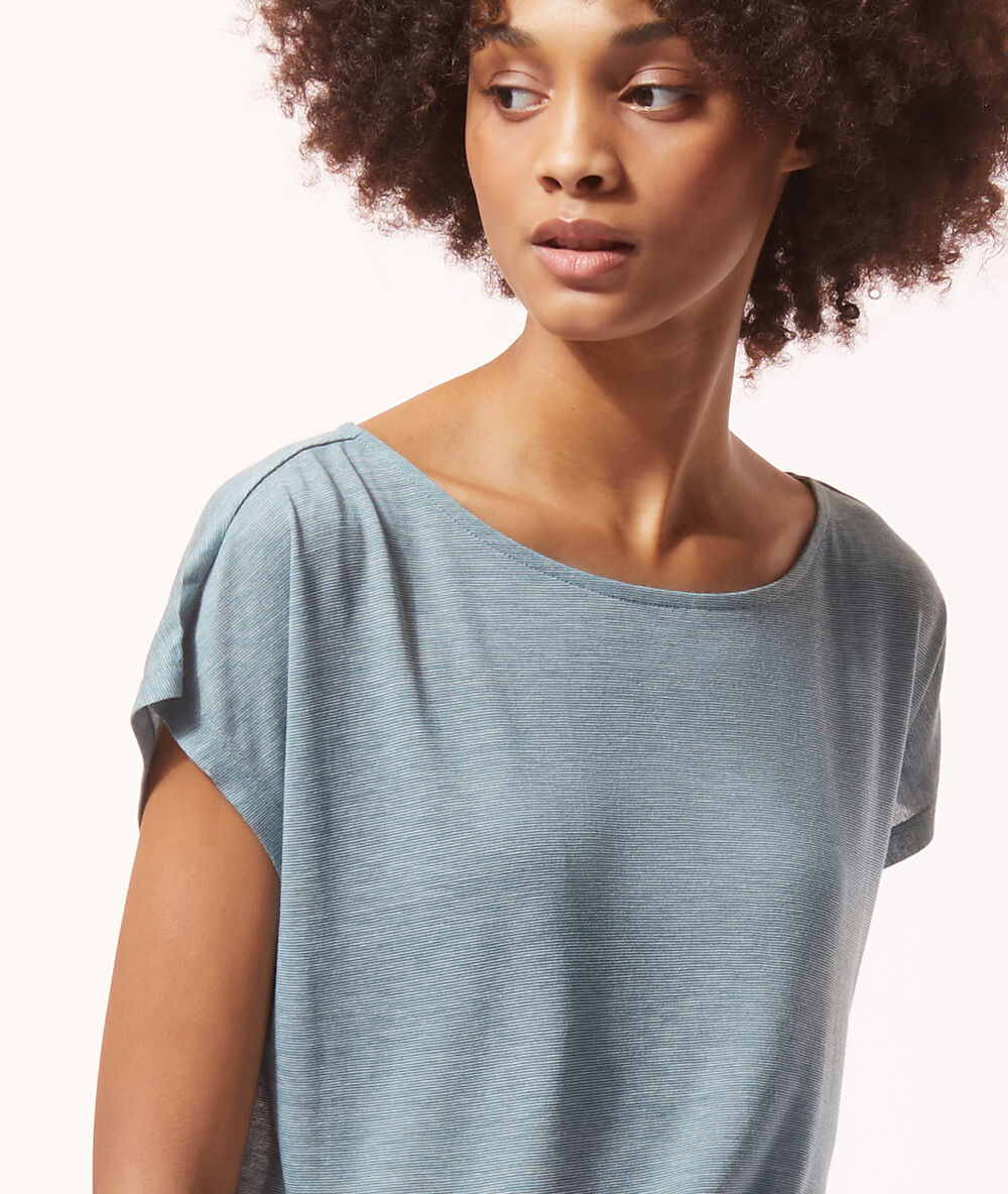 T-shirt ample bleu vert.