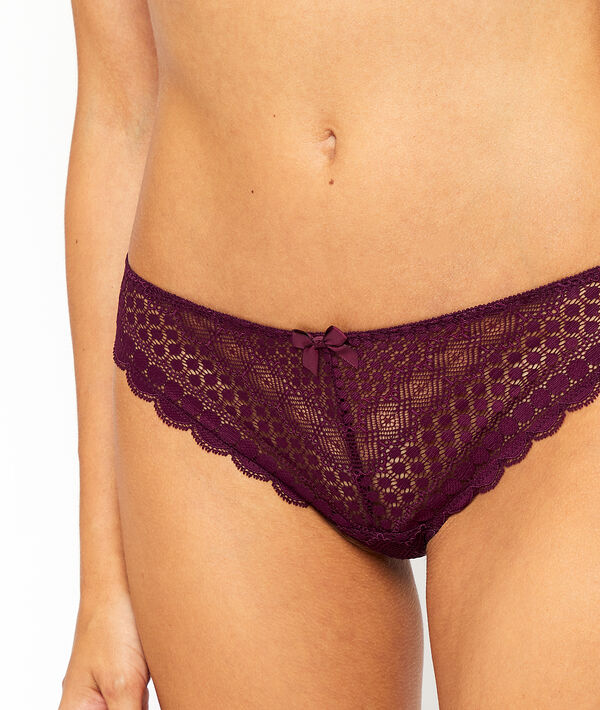 Tanga en dentelle prune.