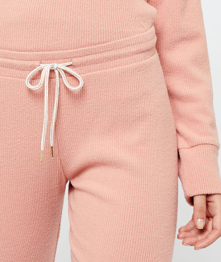 Pantalon de pyjama côtelé rose.