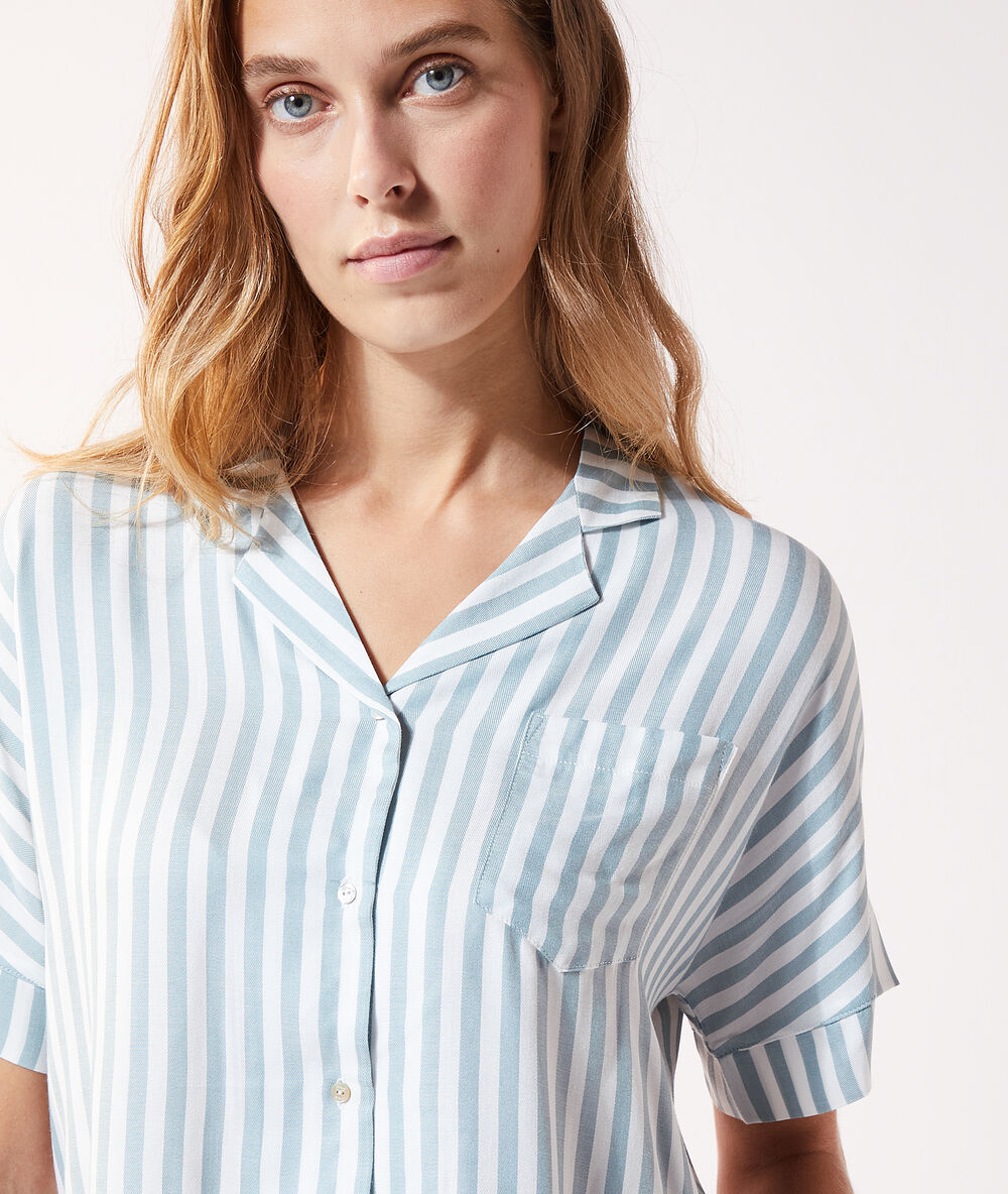 Chemise de pyjama rayée bleu vert.