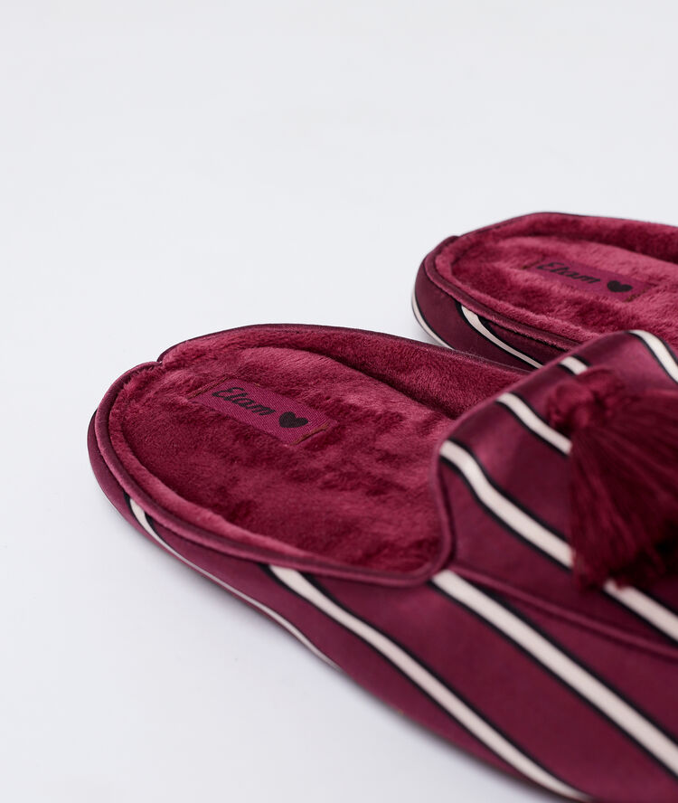 Chaussons satinés pompons bordeaux.
