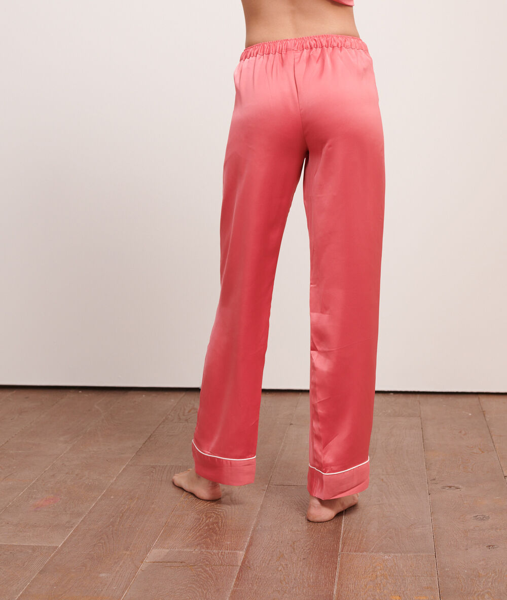 Pantalon de pyjama satiné corail.