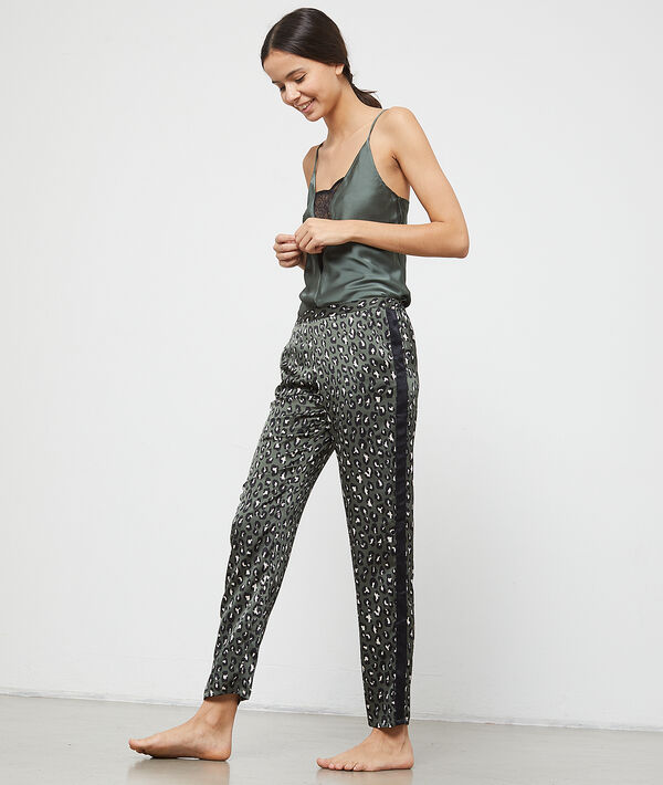Pantalon satiné imprimé léopard gris.