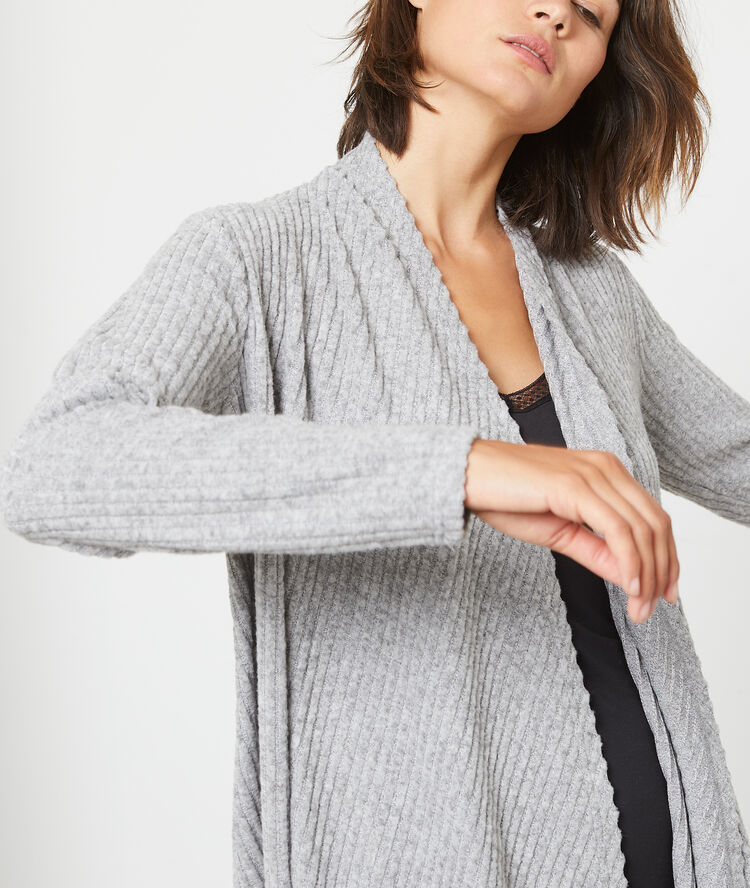 Gilet long et fluide en maille côtelée gris.