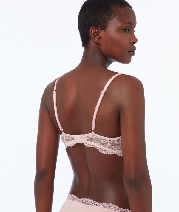 Soutien-gorge coques fines, dentelle et microfibre rose poudre.